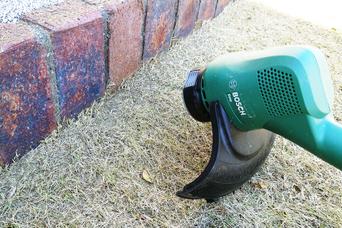 高コスパで相当良いです！ 雑草を刈るのはもちろん、芝生の際刈りにも使えるBOSCHの草刈機