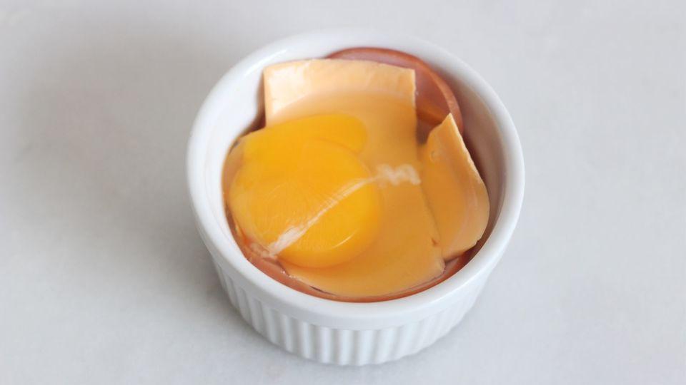 チーズは半分に裂いてまんべんなくいきわたるようにしましょう。