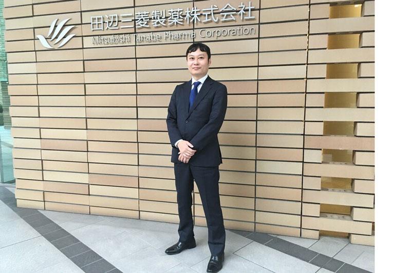 本社正面玄関にて
