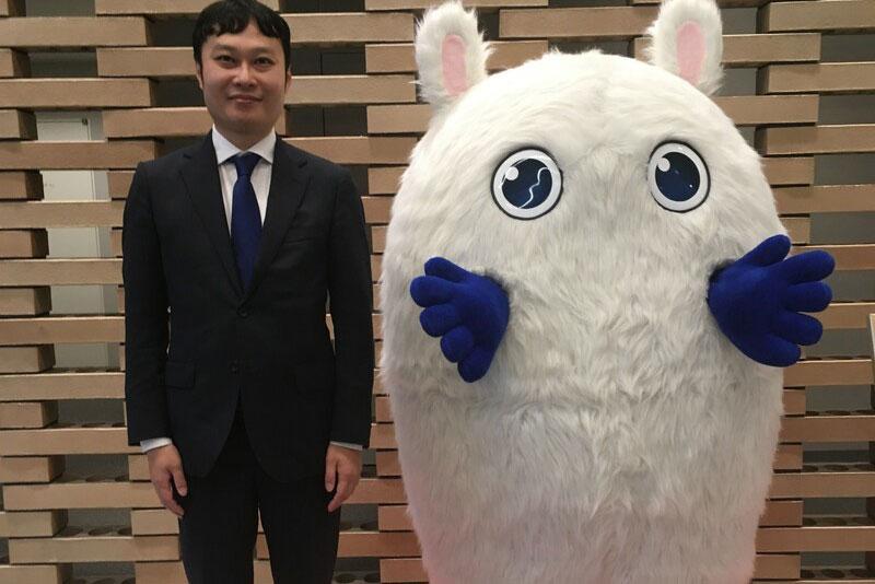 同社キャラクターのたなみんと一緒に