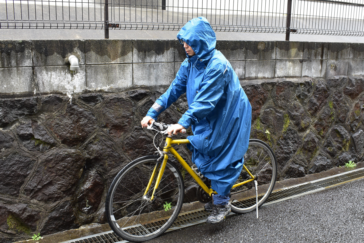 徹底防水のロング丈レインコートは自転車でも濡れない！ | ライフ