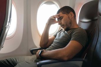 飛行機で「態度の悪い乗客」の対処法3選