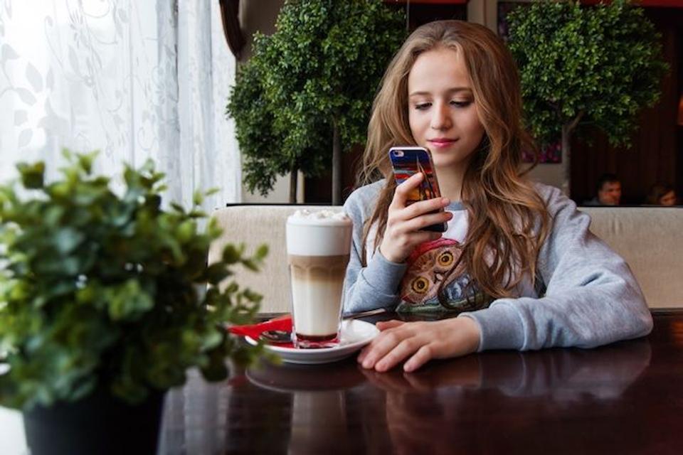 カフェでスマホを使う女性