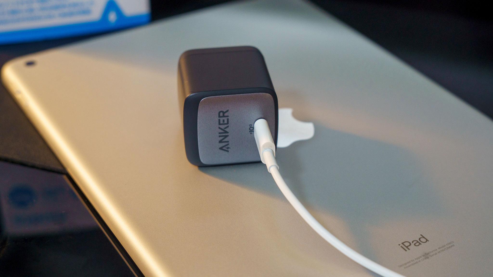 スマホもPCもこれひとつでOK！ 極小でも爆速なGaN II採用45W充電器