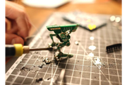 ミニロボットを作って学ぶ。即始められる「電子工作DIYキット」
