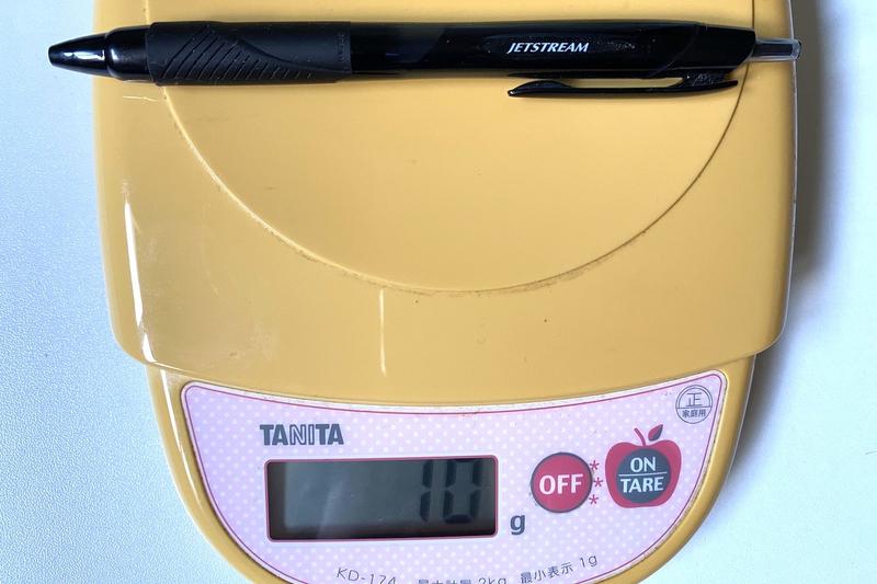 一般的なボールペンと比較すると、約3gの差がある