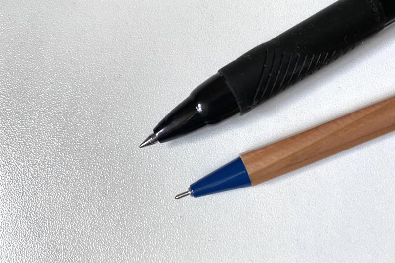 一般的なボールペン（今回はジェットストリーム）との比較。下がPENON