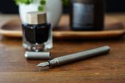 さりげなく上質。シンプル仕立てのチタン製万年筆「TP4-V2」を使ってみた