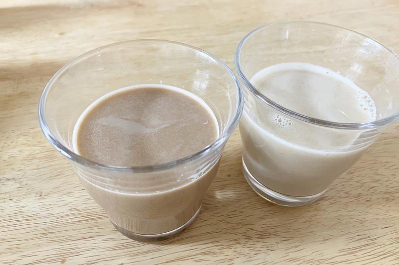 左が黒豆ラテ、右はオーツミルクのみ。