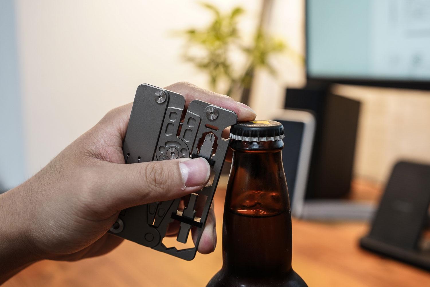 14機能を持つカード型のチタン製マルチツール「SUPRA」を使ってみた