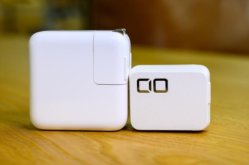 左はAppleの30W USB-C電源アダプタ。45Wなのに30Wのものより半分くらい小さい。