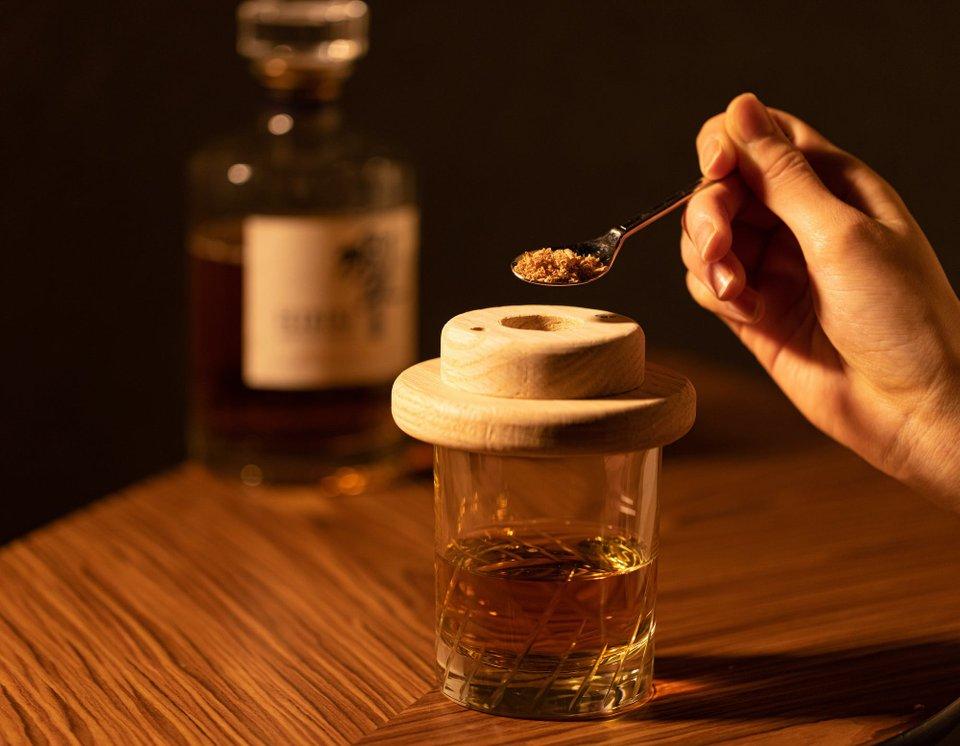 晩酌を煙でリッチに？ お酒やナッツの燻製が楽しめる「グラス