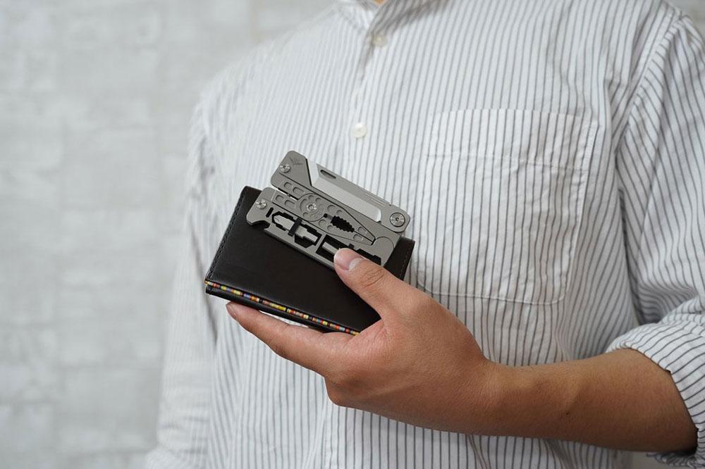 14機能を持つカード型のチタン製マルチツール「SUPRA」を使ってみた