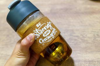 茶葉フィルターがフタにピタッ！ 濃さを簡単に調整できるガラス製タンブラー
