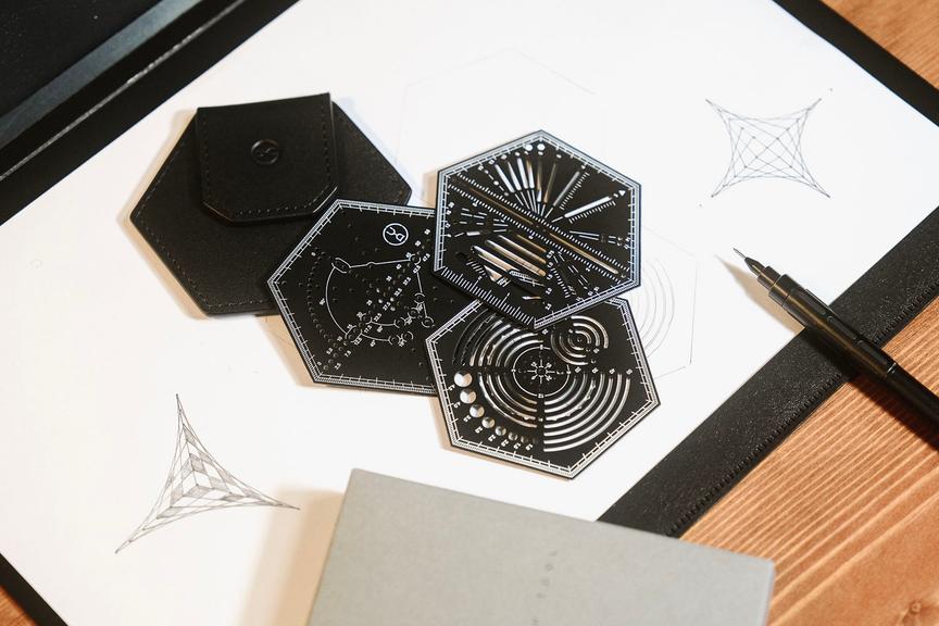 直線も曲線も自由自在。美しいデザイン定規「Hexagonal Ruler 2.0」