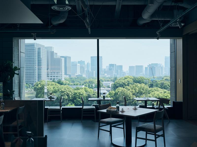 社員食堂の眼下にひろがる皇居東御苑の緑。国内随一の眺望は、社食に限らず、会議室や廊下のあちこちで従業員やゲストに開放されている。