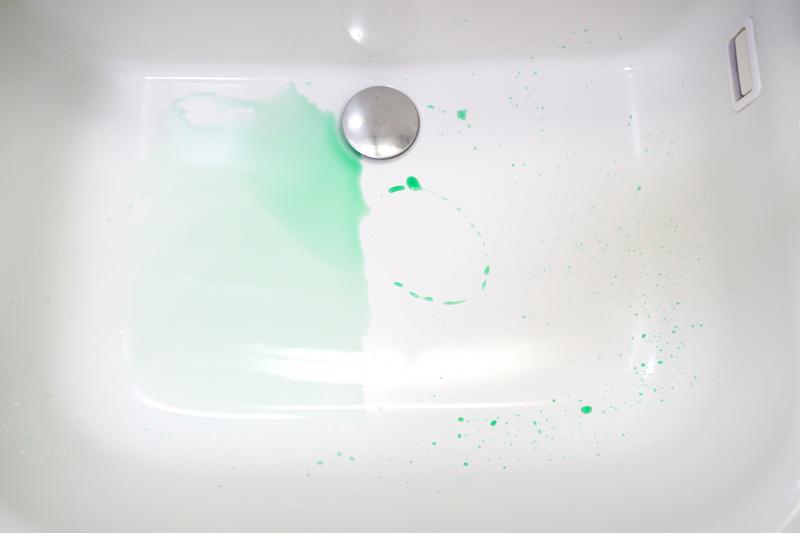 右側がカインズの「汚れ防止用撥水剤」で仕上げたシンク。大部分の水をしっかりと弾いていることがわかる