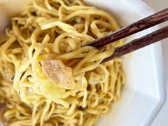 背徳感！日清の完全メシ「汁なし 豚辛ラ王油そば」は栄養バランスとジャンク欲を満たす1杯だ | ライフハッカー・ジャパン