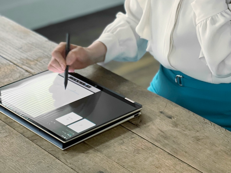 撮影中、カメラが回っていないときも、タブレットモードの画面にスラスラと文字を書く手が止まらない紫舟さん(写真提供/紫舟アトリエ)