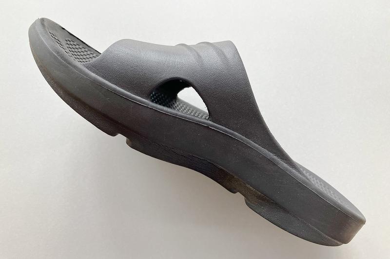 普段24.5cmなのでブラックの24.5〜25.5cm(Lサイズ)を購入。
