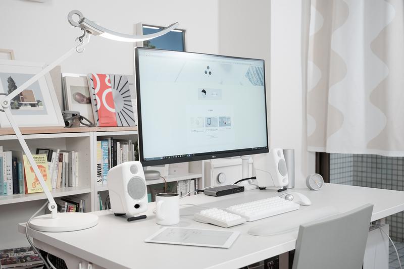 自宅の作業デスク。自宅のデスクトップPCでも、出張時のラップトップPCでも、手に触れるデバイスは基本的に統一する。