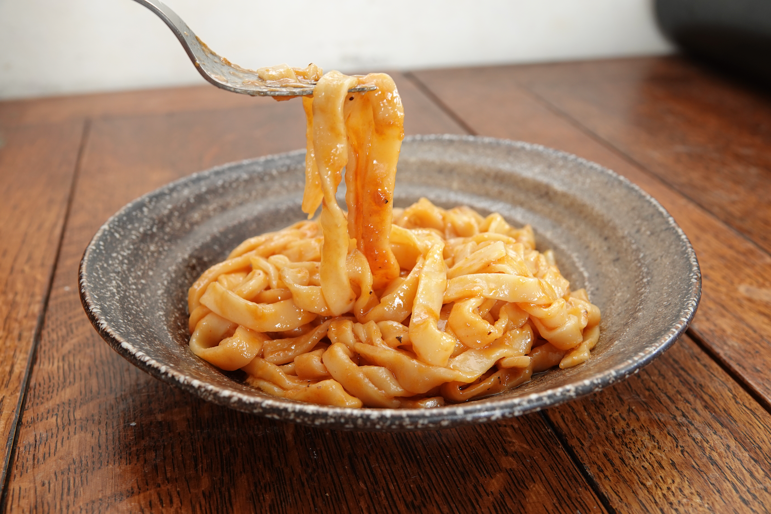 麺とソースが1袋に。長期保存できるレトルトパスタ『麺QUICK』を食べてみた【今日のライフハックツール】 | ライフハッカー・ジャパン