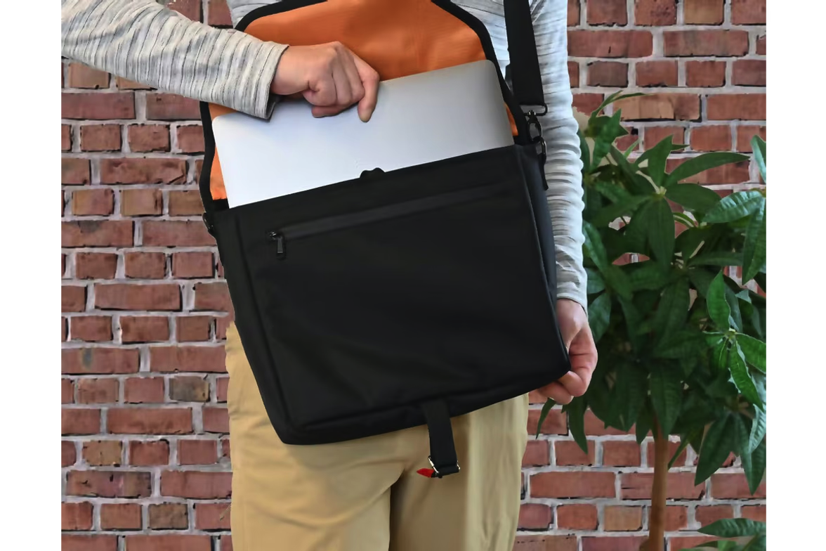 ショルダーバックを瞬時に取り外せるPCバック 締切間近！ 防水加工＆PCが取り出しやすいショルダーバッグ | ライフ