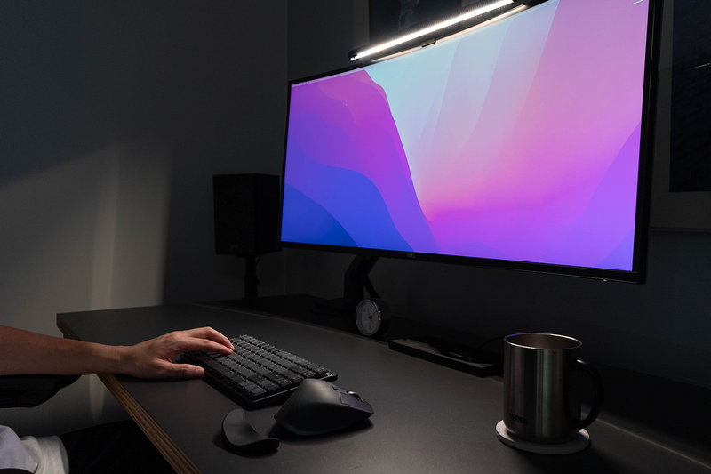 「BenQ ScreenBar」を点けた状態のデスク