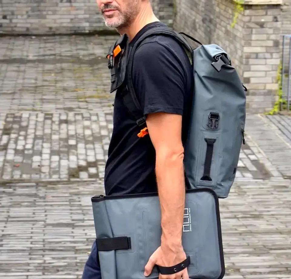 アウトドアや自転車とも相性よさげな完全防水バックパック「Riviera