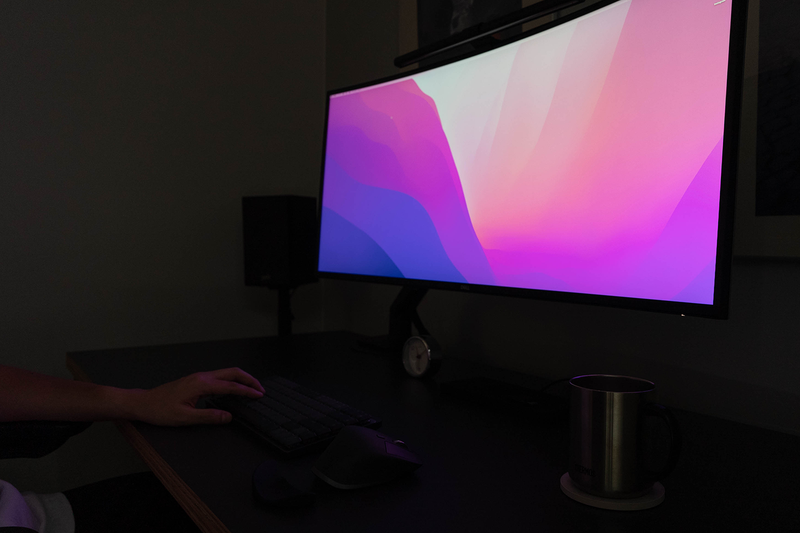 「BenQ ScreenBar」を消した状態のデスク