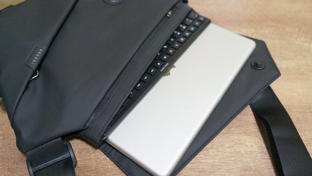 一眼レフが入る！ 拡張可能なミニマルスリングバッグ「SEKKEI S