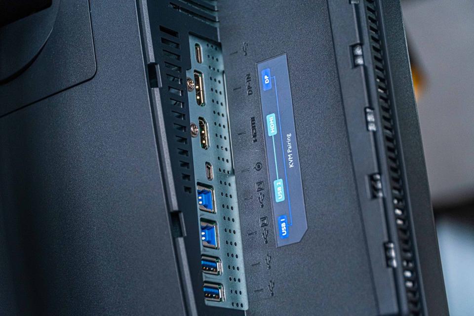 PD2705Uには、複数のPCを接続する場合1台のキーボードとマウスを切り替えて使用できる「KVMスイッチ」機能も搭載。端子類も豊富でハブポートとしても機能する。