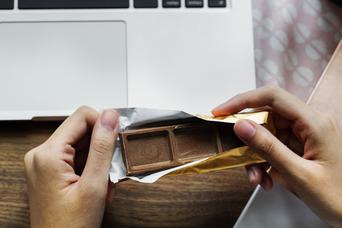 仕事中に食べると集中力・記憶力がアップする「最強の間食」は？