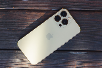 iPhone 13のカメラに搭載された4つの高機能。写真と動画がもっと楽しくなる。