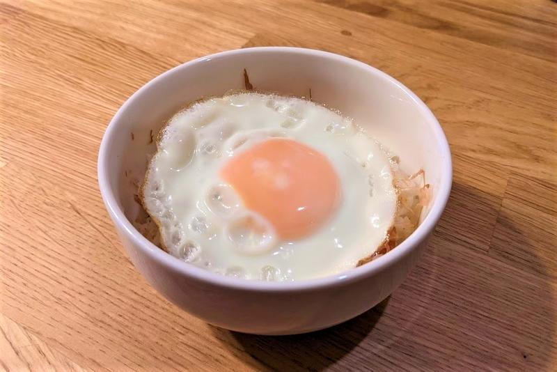 その上に目玉焼きをドン! あとは醤油を垂らしてできあがり