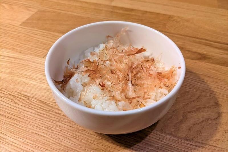 筆者の目玉丼のつくり方は、まずごはんにかつおぶしをたっぷりのせて…