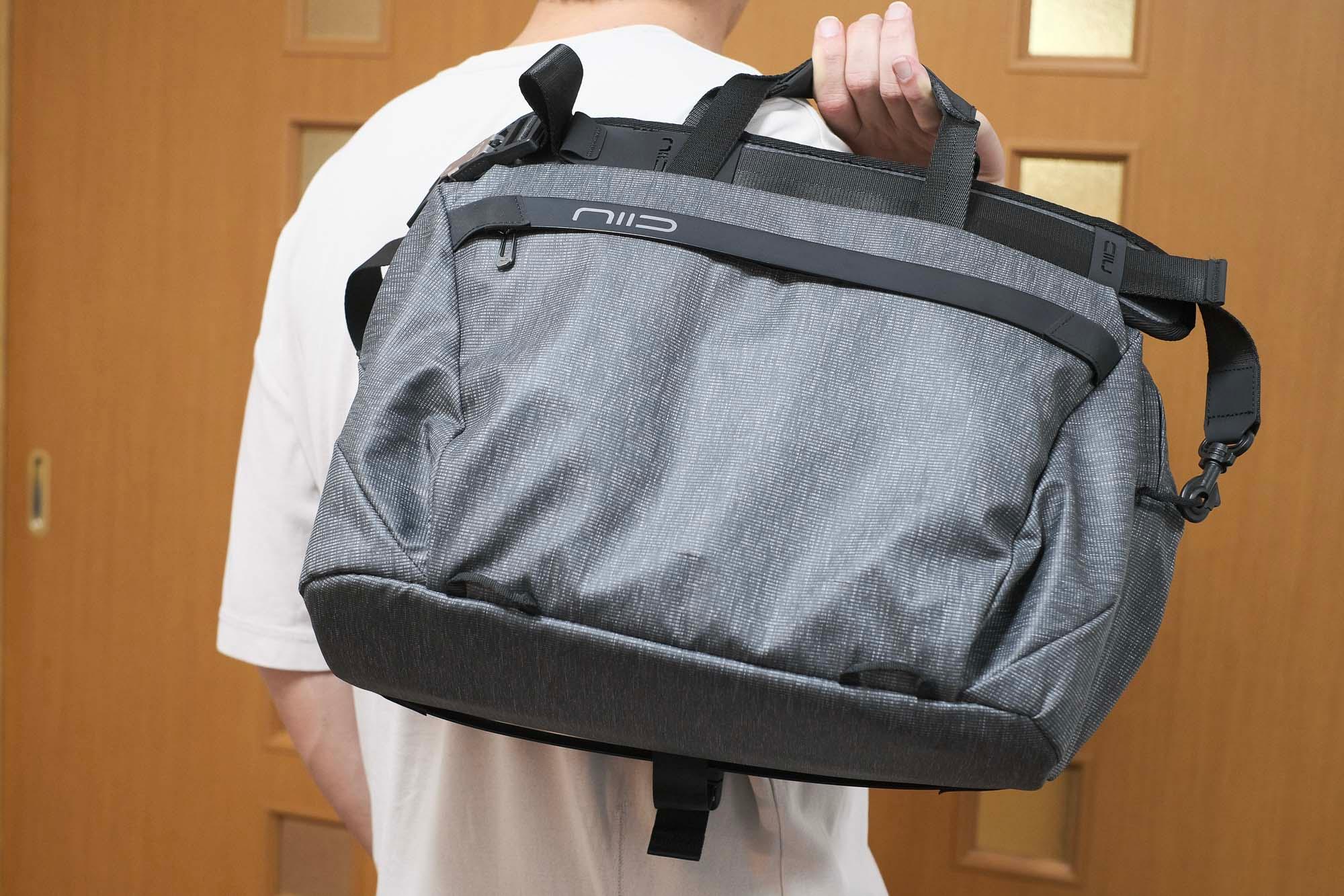 NIID CACHE LITE グレー　スリングバッグ CACHE｜スリングからダッフルへ瞬時変形！最大36Lまで拡張する