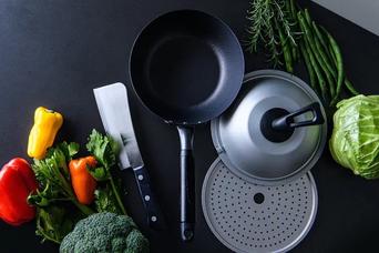 狭いキッチン＆収納スペースでも使いやすい鉄のフライパン「ONE'S PAN蒸炒鍋」は、1台6役で毎日大活躍！