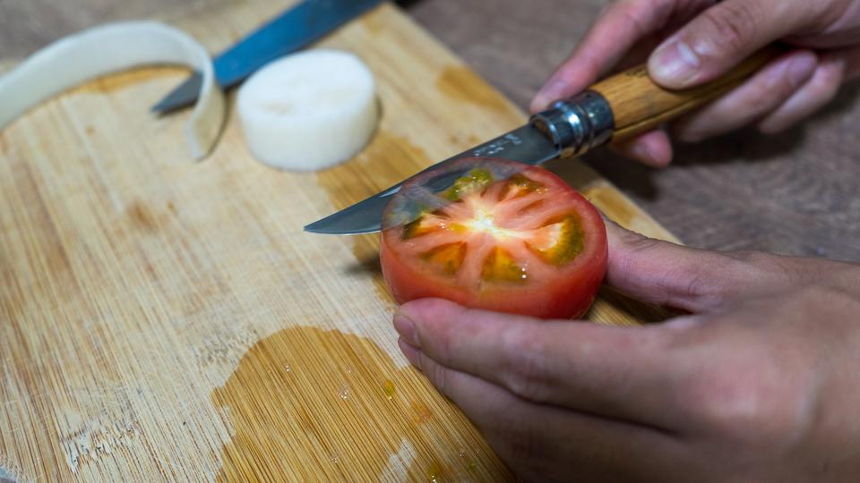 アウトドアナイフも切れ味抜群に!