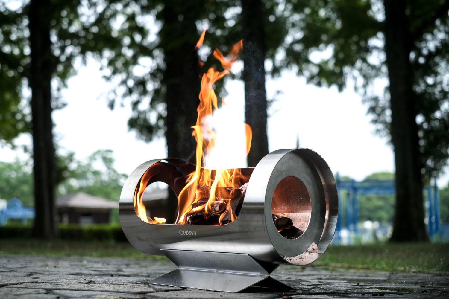 見た目の美しさにもこだわった焚き火台「Flame in the Wind」を使って