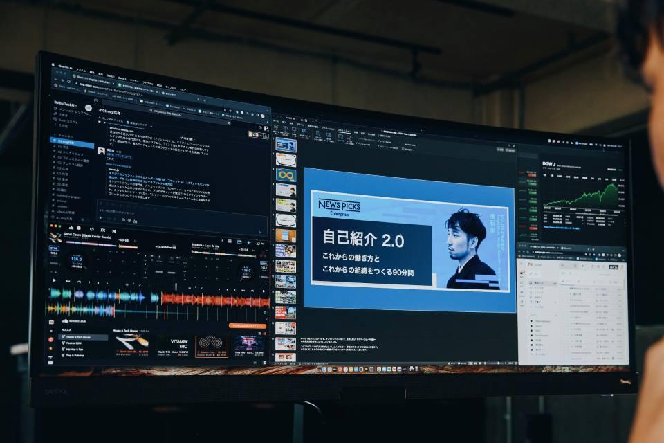 没入感が半端じゃない! 37.5インチのウルトラワイドモニターを 没入感が半端じゃない! 37.5インチのウルトラワイドモニターを