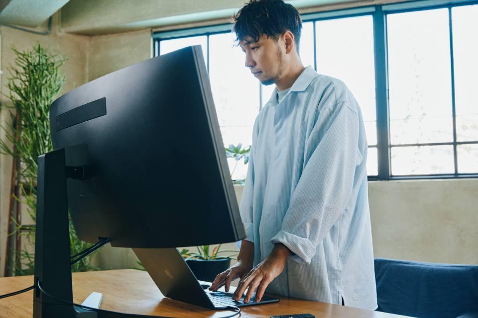 没入感が半端じゃない! 37.5インチのウルトラワイドモニターを 没入感が半端じゃない! 37.5インチのウルトラワイドモニターを
