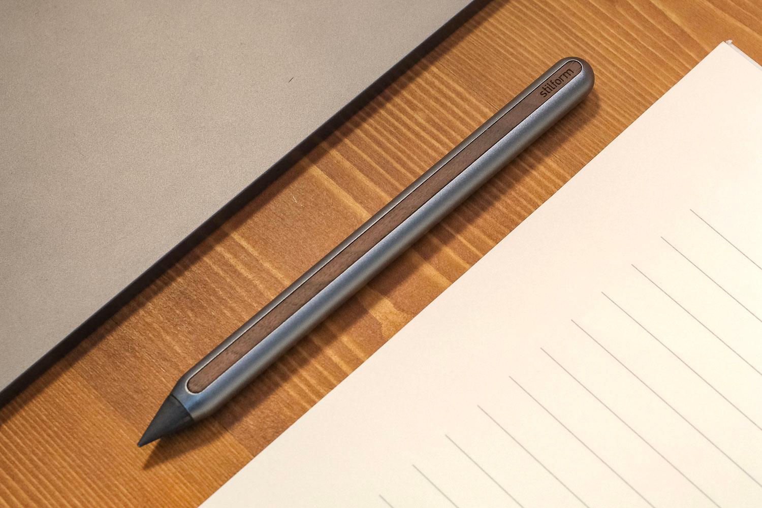 机に置くだけで映える。 木とメタルの組み合わせが美しい金属えんぴつ