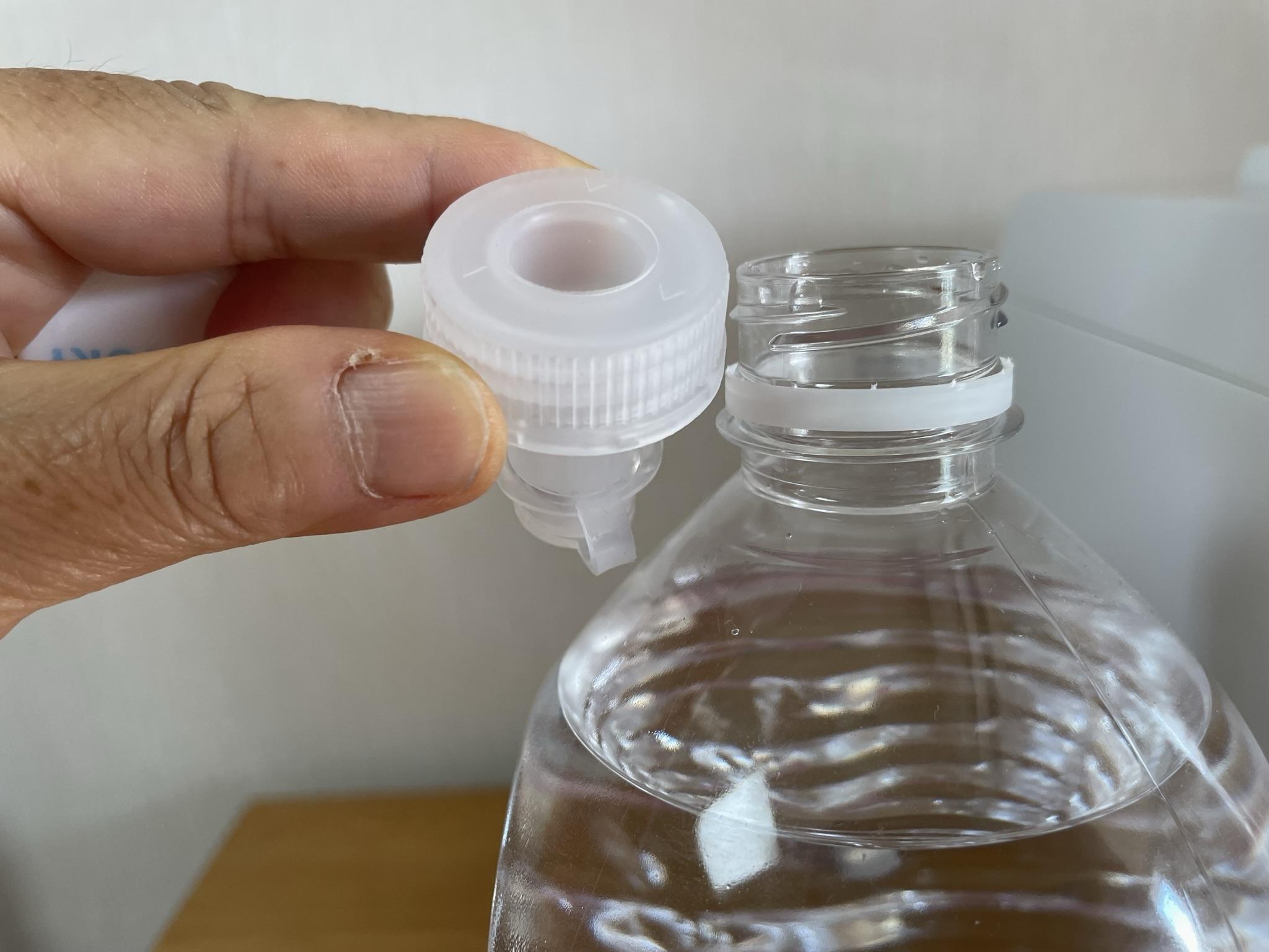 市販のペットボトルがそのまま「卓上ウォーター・サーバー」になる