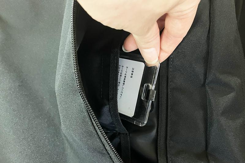 外ポケットのファスナーを開けると内側にさらに3つのポケットが。マジックテープ付きのところが、落としたくない社員証やパスケースなどを入れる定位置に！