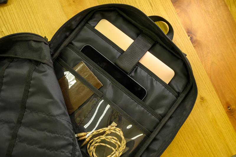 Photo: 三浦一紀 メイン収納部の背中側にはノートPC、タブレットが入るスペースに加え、透明ポケットがある
