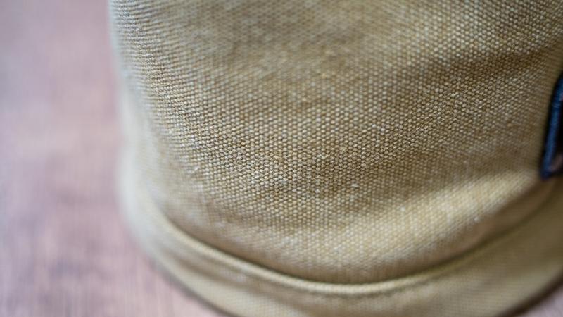 本体は軽くてタフな帆布素材。生地の目が細かく、水に強い利点も!