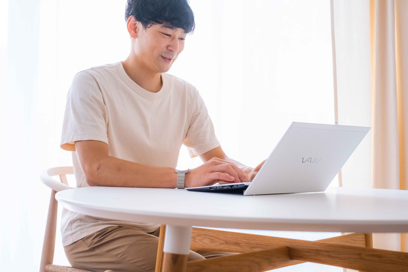 「リビングで作業するなどの自宅内リモートワークの時には、静かで軽いVAIO SX14のようなノートPCが最適」と語る鳥羽さん
