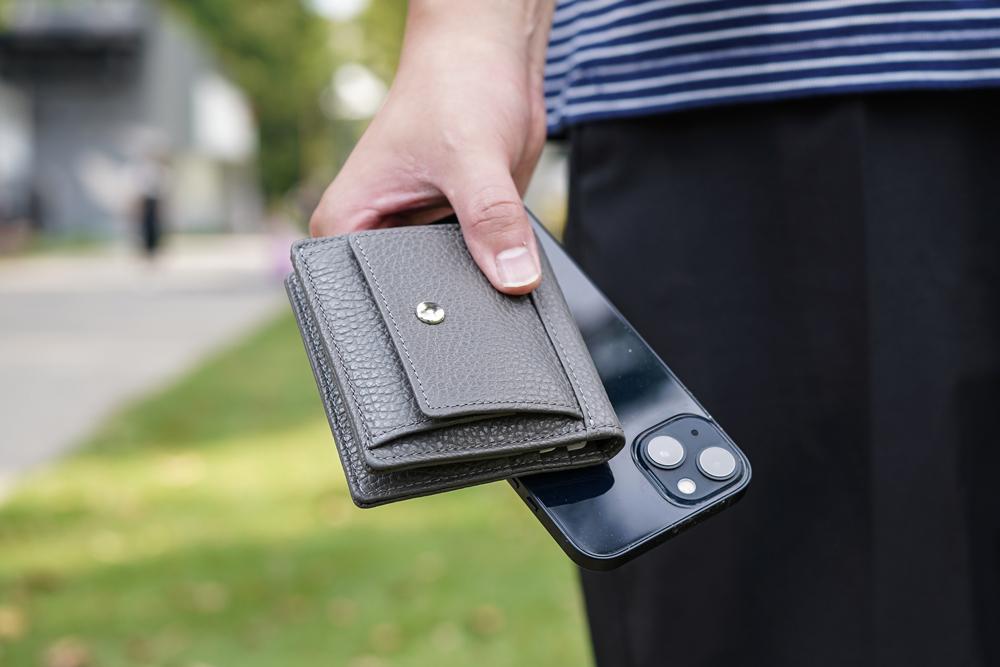 使い勝手と容量のバランスも良し。国内工房仕立てのレザーミニ