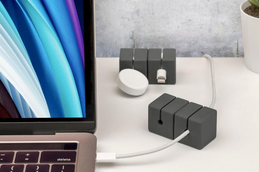 粘着テープは不要。出先でも使いやすいキューブ型ケーブルホルダー「Cable Blocks」